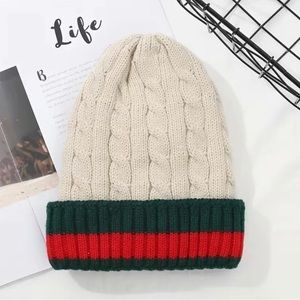 Adorable NWT boutique holiday cable knit/faux Sherpa lined winter beanie